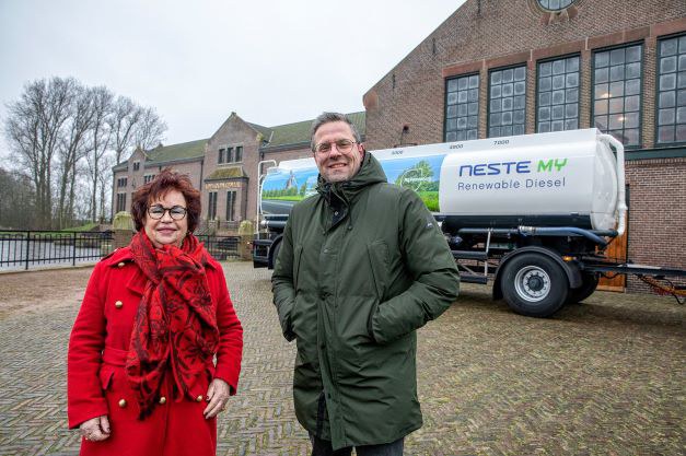 Dagelijks bestuurslid Annet van der Hoek en Vincent van Maurik van Future Fuels bij het Woudagemaal als de opslagtanks worden bijgevuld (002).jpg