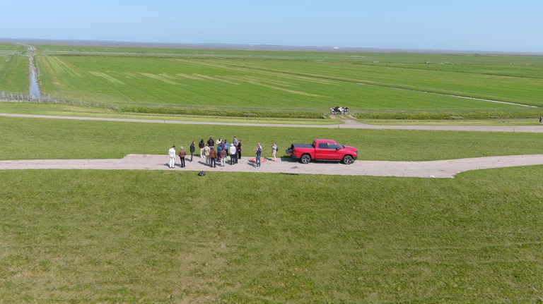 Dronedemonstratie op de Waddenzeedijk. Dronefoto Wetterskip Fryslân