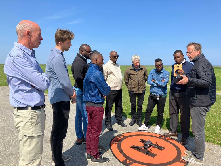 Dronedemonstratie op de Waddenzeedijk. Foto Wetterskip Fryslân
