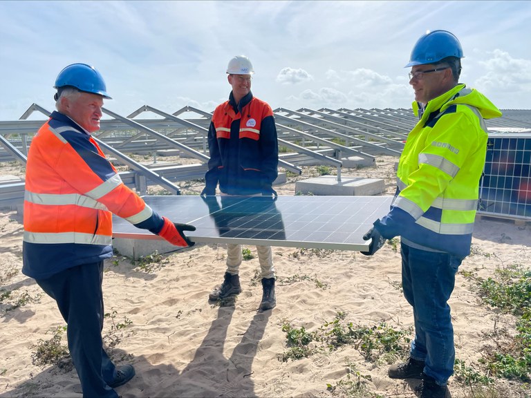 Eerste zonnepaneel wordt gelegd Eerste zonnepaneel wordt gelegd