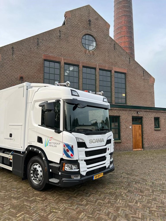 Eerste plug-in hybride vrachtwagen voor Wetterskip Fryslân.jpg