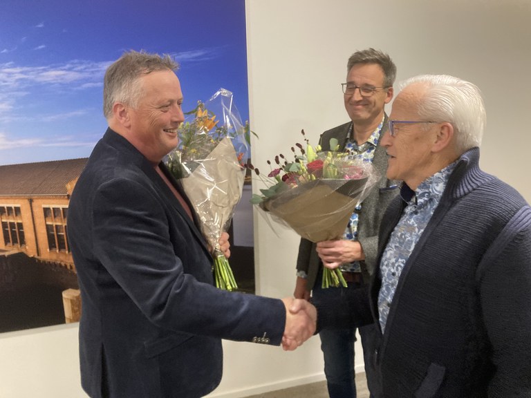 FNP voorzitter Jan Arendz en oud FNP AB-lid Jan van der Kooi feliciteren Bert Vollema