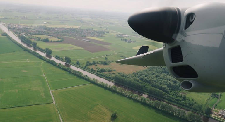 luchtfoto genomen vanuit het vliegtuig van Kavel 10