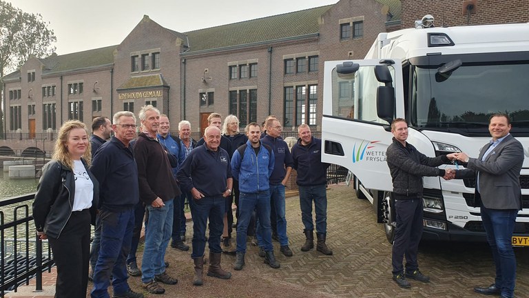 Overhandiging sleutel eerste plug-in hybride vrachtwagen aan Wetterskip Fryslân 2.jpg