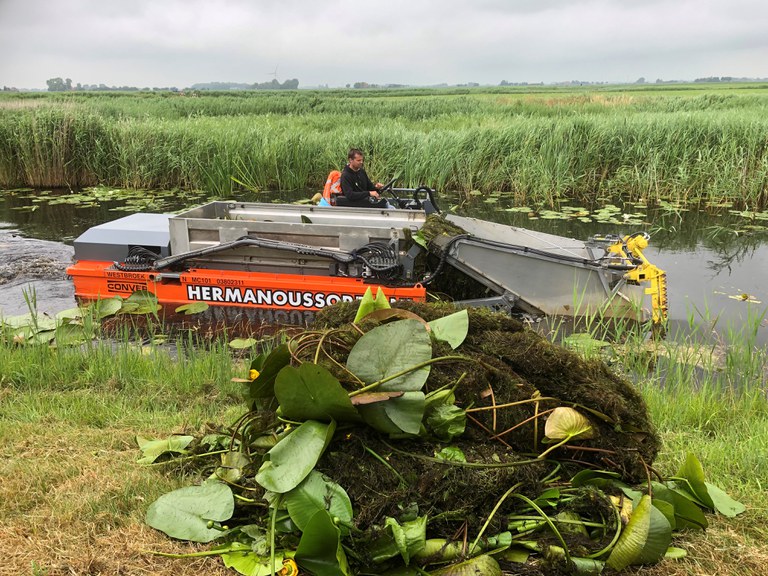 PB-32-32 Wetterskip Fryslân start proef ecologisch onderhoud Dyksfeart en Djippert bij Makkum - 3.jpg