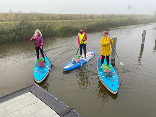 Drie vrouwen op een sup tijdens Skjin Wetter 2021