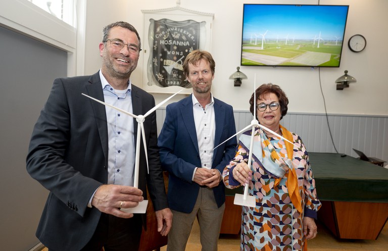 Symbolische overdracht windmolens aan Wetterskip Fryslân en gemeente Súdwest-Fryslân - Fotobureau Het Hoge Noorden.jpg