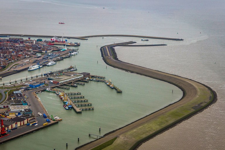 luchtfoto veerhaven Harlingen  - foto RWS