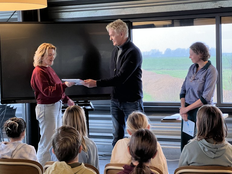 Overhandiging prentenboek Wetter door Gerben de Boer en Linda de Haan.jpg